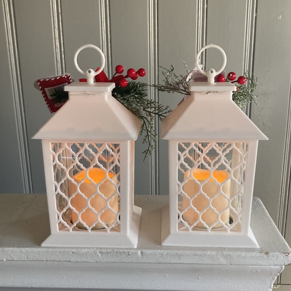 NWT Set of 2- Beautiful White- Red Floral Holiday LED Light Up Candle Lanterns - Picture 14 of 17